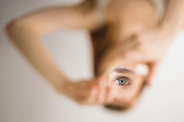Dlaczego przyciągają nas osoby, które są dla nas wyzwaniem? Psychologiczne mechanizmy „gry niedostępności”